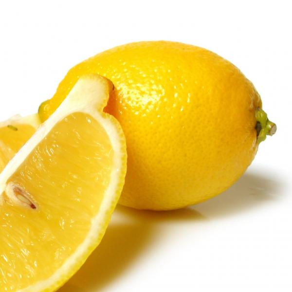 Wie man kandierte Zitronenschalen herstellt