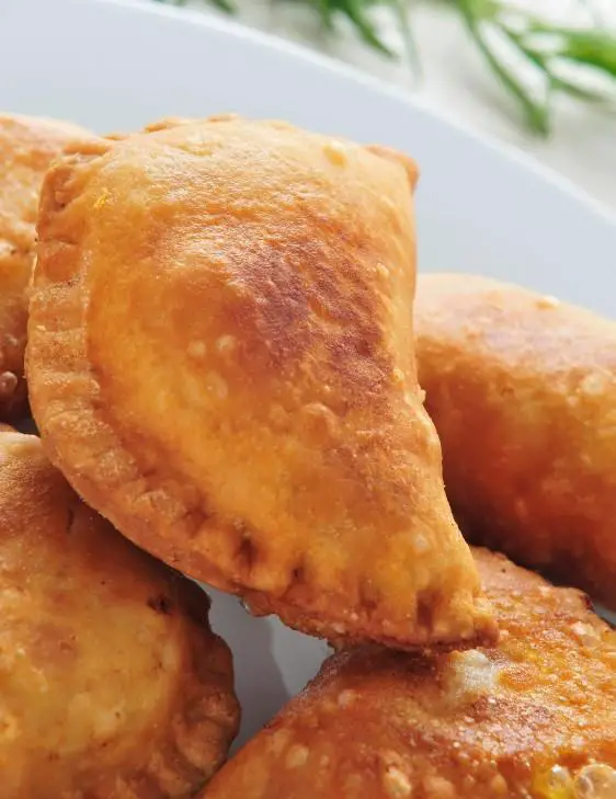 Wie man Thunfisch und Tomaten Empanadillas macht