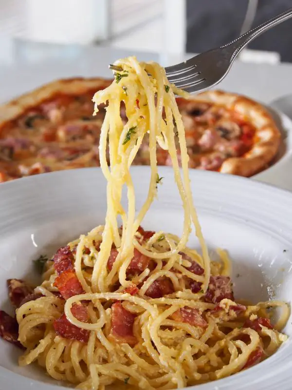 Wie man Spaghetti Carbonara ohne Sahne macht