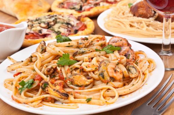 Wie man Spaghetti a la Marinera macht