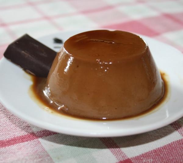 Wie man Vanillepudding und Schokolade macht