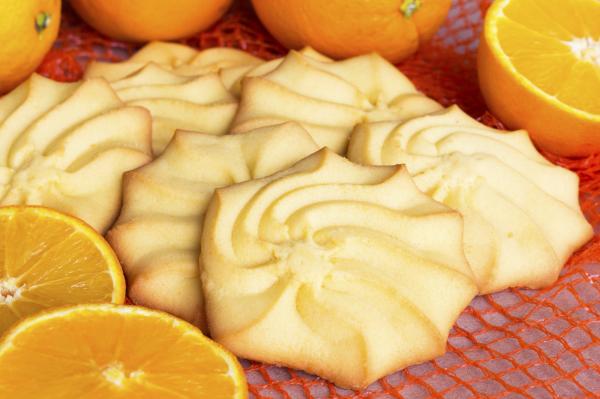 Wie man orange Kekse macht