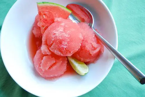 Wie man Wassermeloneneis macht