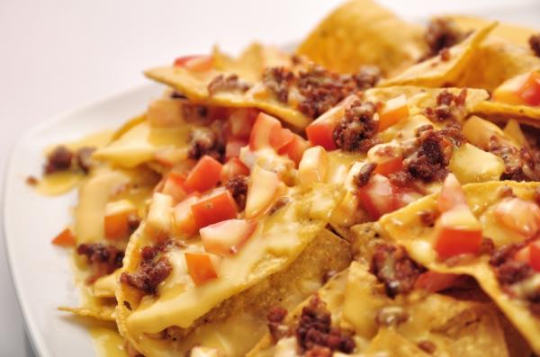 Wie man Nachos mit Hackfleisch macht