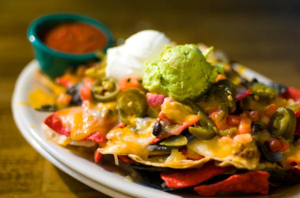 Wie man Nachos mit Käse und Guacamole macht