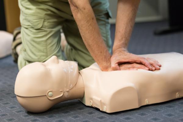 Wie man CPR macht und Leben rettet