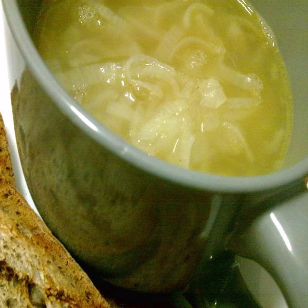 Wie man Zwiebelsuppe macht