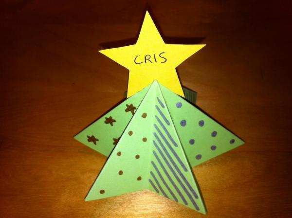 Wie man Geschenkkarten in Form eines Weihnachtsbaumes macht