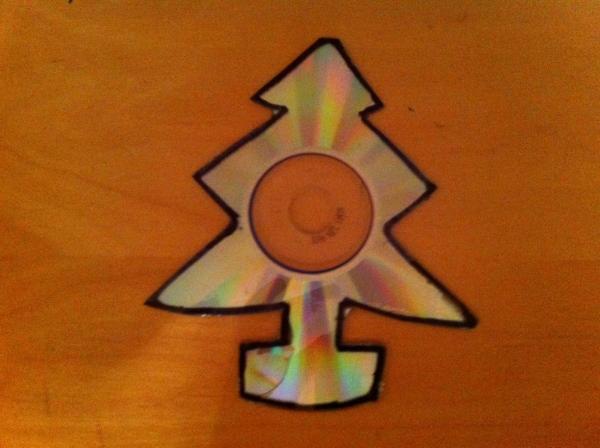 Wie man eine Verzierung für den Weihnachtsbaum mit einer alten CD macht