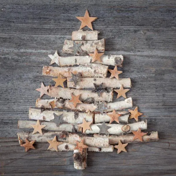 Wie man einen Weihnachtsbaum mit recycelten Materialien macht