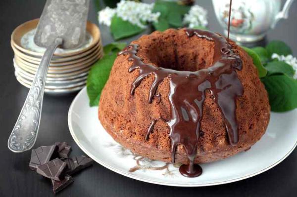 Wie man einen Schokoladen-Bundt-Kuchen macht