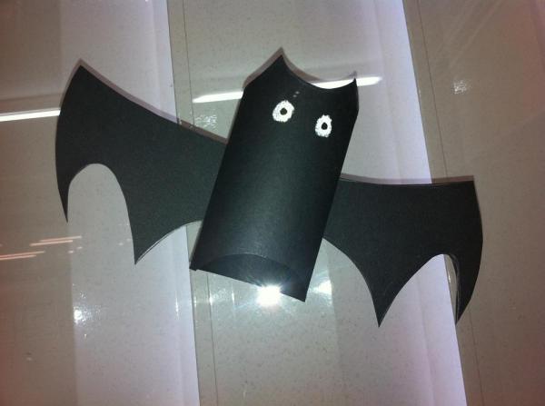 Wie man eine dreidimensionale Fledermaus herstellt, um deine Halloween-Party zu verzieren