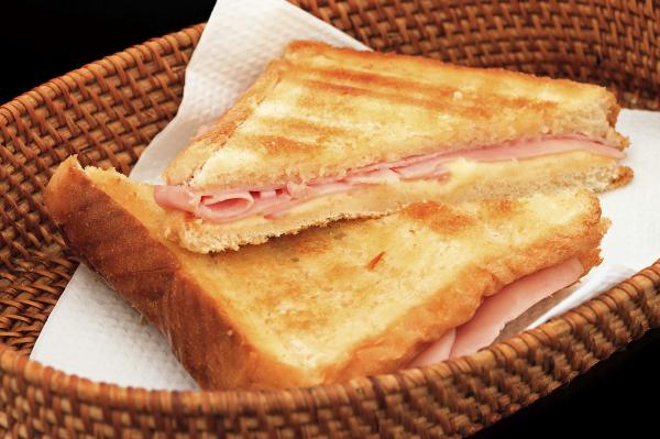 Wie man ein gemischtes Sandwich macht