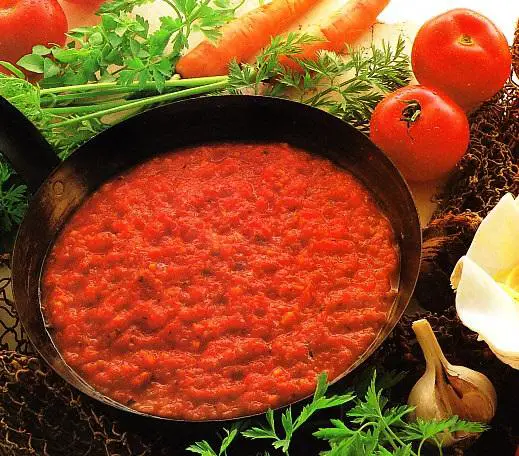 Wie man eine Tomatensoße macht