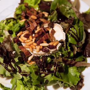 Wie man einen warmen Salat mit Ziegenkäse zubereitet