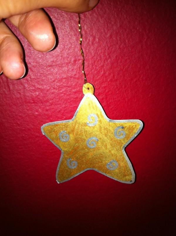 Wie man einen goldenen Stern für den Weihnachtsbaum macht