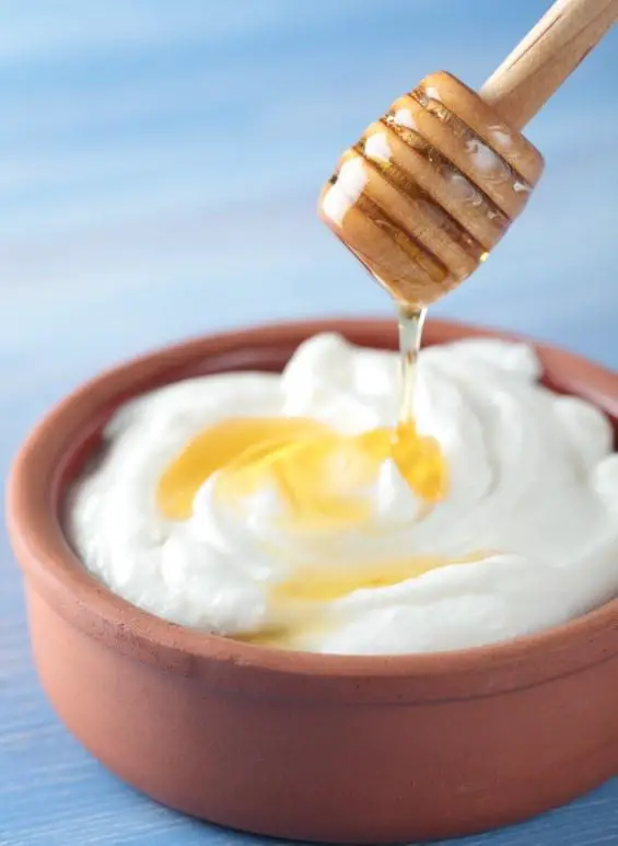 Wie man eine Maske aus Honig und Joghurt herstellt