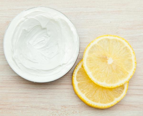 Wie man eine Joghurt- und Zitronenmaske herstellt