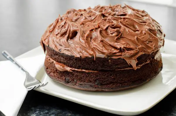 Wie man einen selbst gemachten Schokoladenkuchen leicht macht