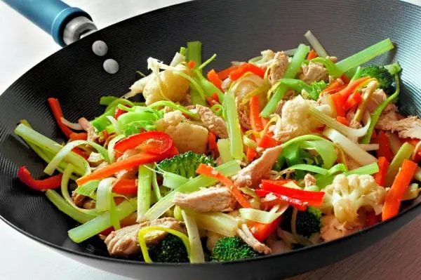 Wie man Hühnchen Wok macht