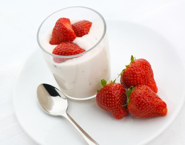 Wie man Erdbeerjoghurt macht