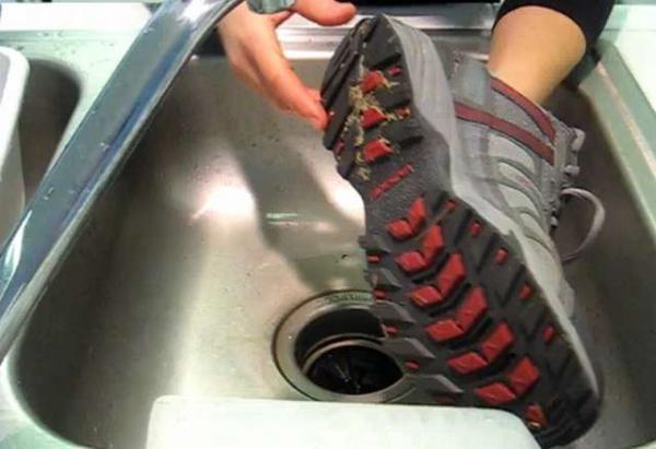 Wie man die Schuhe wäscht