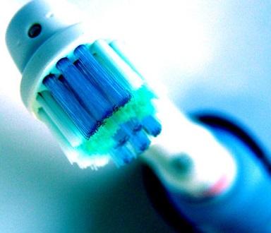 Wie man eine elektrische Zahnbürste säubert