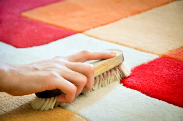 Wie man einen Teppich von Hand säubert
