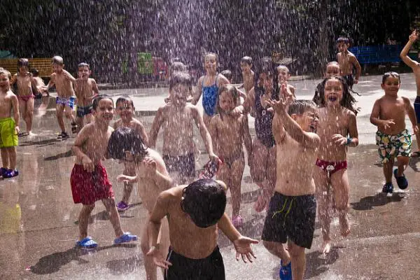 Wie organisiert man eine Wasserparty?