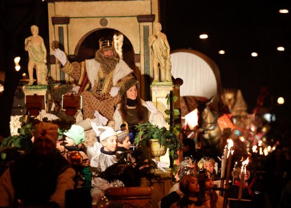Wie kann man an der Cabalgata de Reyes de Barcelona teilnehmen?
