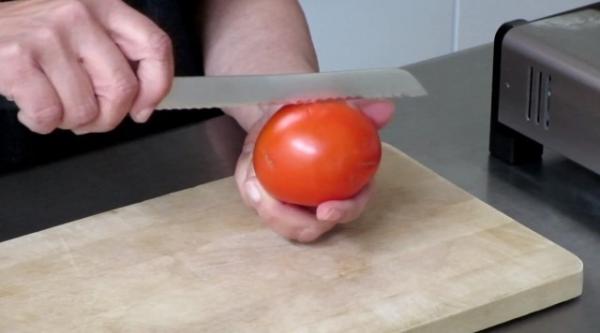 Wie man eine Tomate für Soße leicht schält