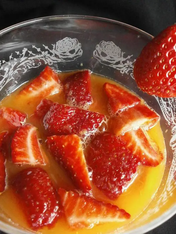Wie man Erdbeeren mit Orangensaft zubereitet