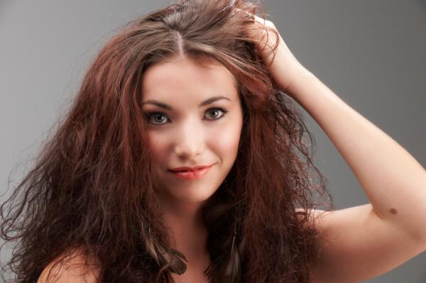 Wie man Haar vor Feuchtigkeit schützt