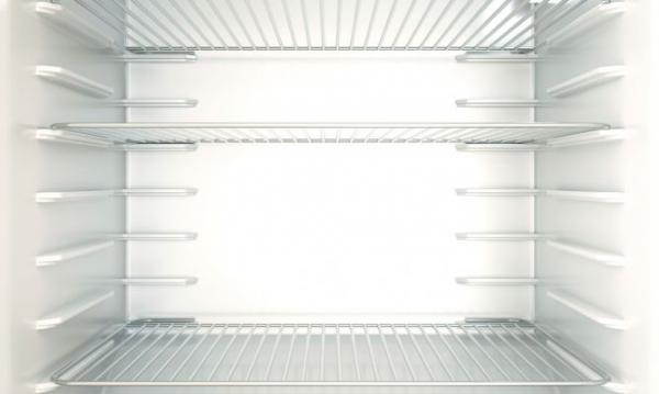 Wie man Eis aus dem Kühlschrank entfernt