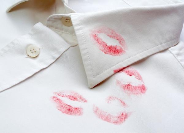 Wie man Lippenflecken auf Kleidung entfernt