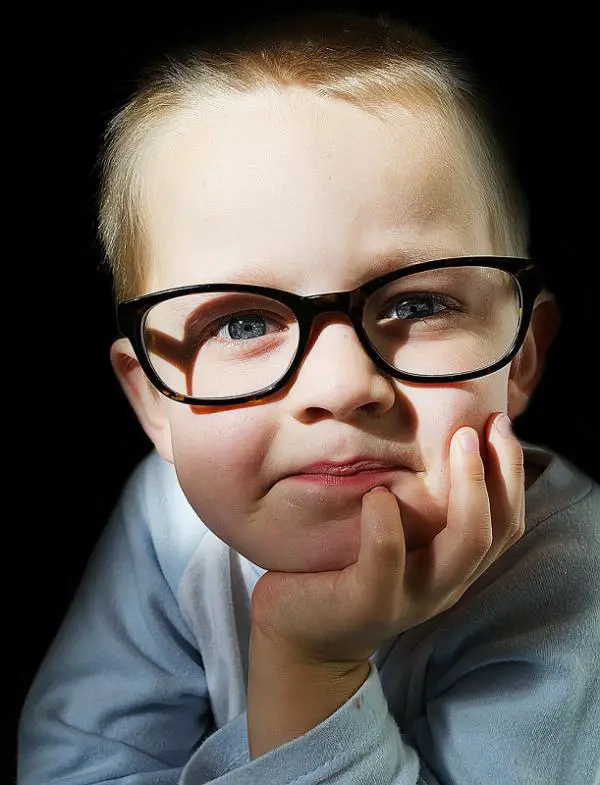 Woher weiß ich, ob mein Kind eine Brille braucht?