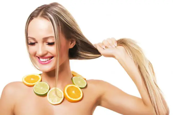 Wie man Zitrone benutzt, um Haar aufzuhellen