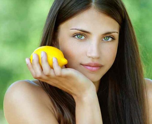 Wie man Zitrone benutzt, um die Haut aufzuhellen