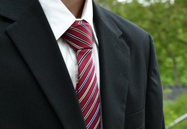 Wie man sich gut mit einer Krawatte kleidet