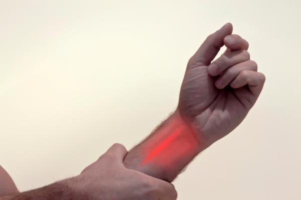Was sind die Ursachen für Schmerzen am Handgelenk?