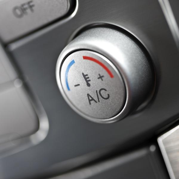 Warum riecht die Klimaanlage meines Autos nach Essig?