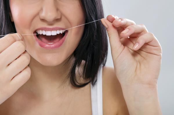 Warum ist es wichtig, Zahnseide zu verwenden