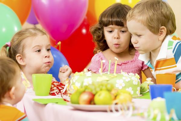 Welches Essen soll bei einer Kinderparty serviert werden?