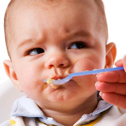 Was tun, wenn mein Baby nicht mit einem Löffel essen will?