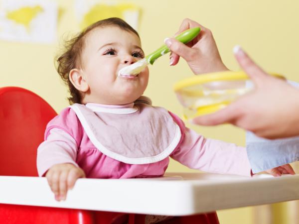 Was ein 7 Monate altes Baby essen kann