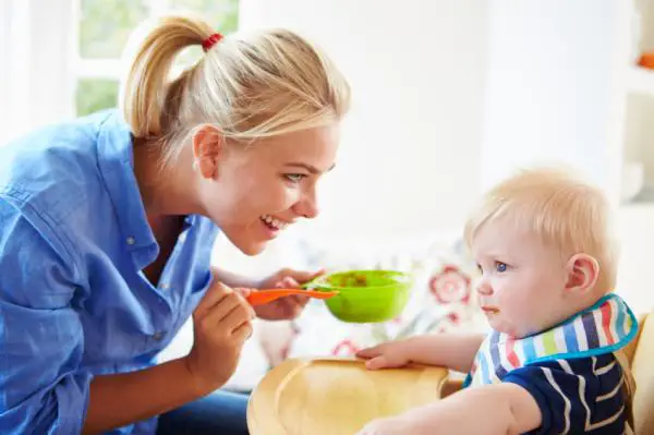 Was kann ein 8 Monate altes Baby essen?