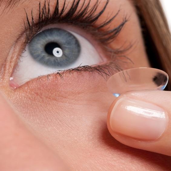 Kannst du mit Kontaktlinsen schwimmen?