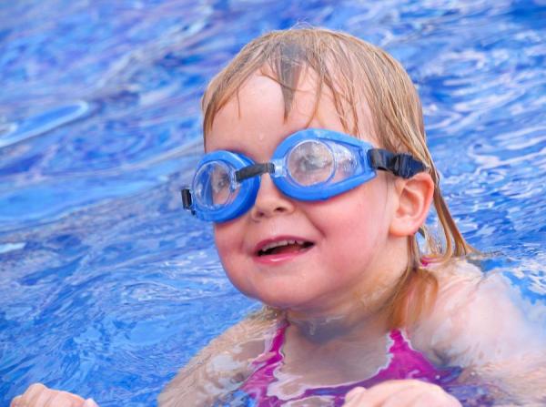 5 Vorkehrungen, um auf Kinder im Pool aufzupassen