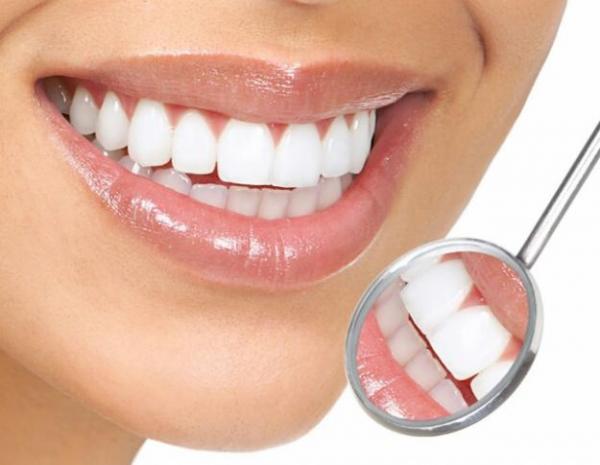Wie man Zähne mit Backen weiß macht