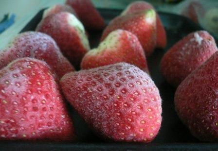 Wie man Erdbeeren einfriert